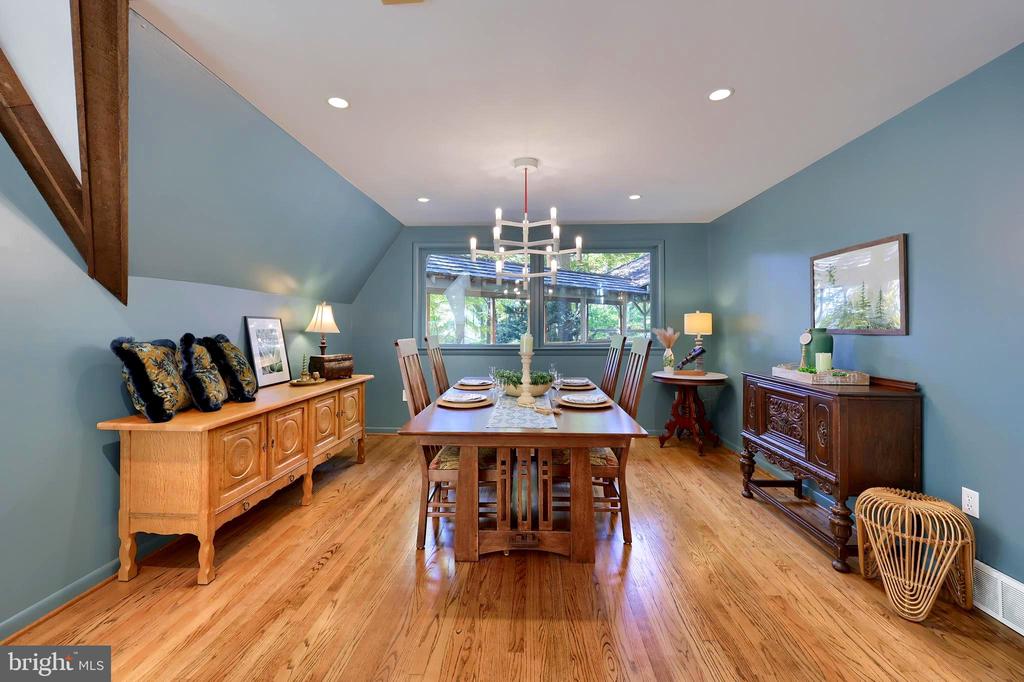 2487 CHESTNUT RIDGE DRIVE