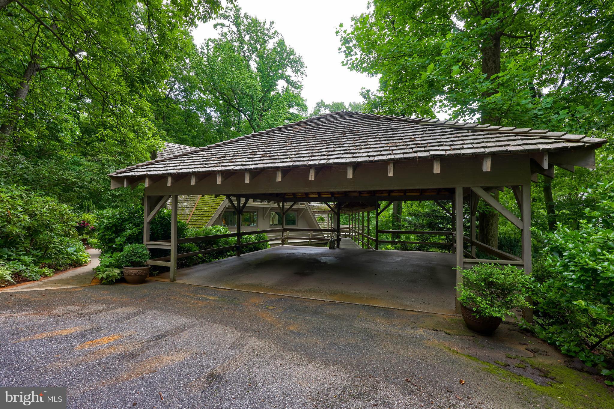 2487 CHESTNUT RIDGE DRIVE