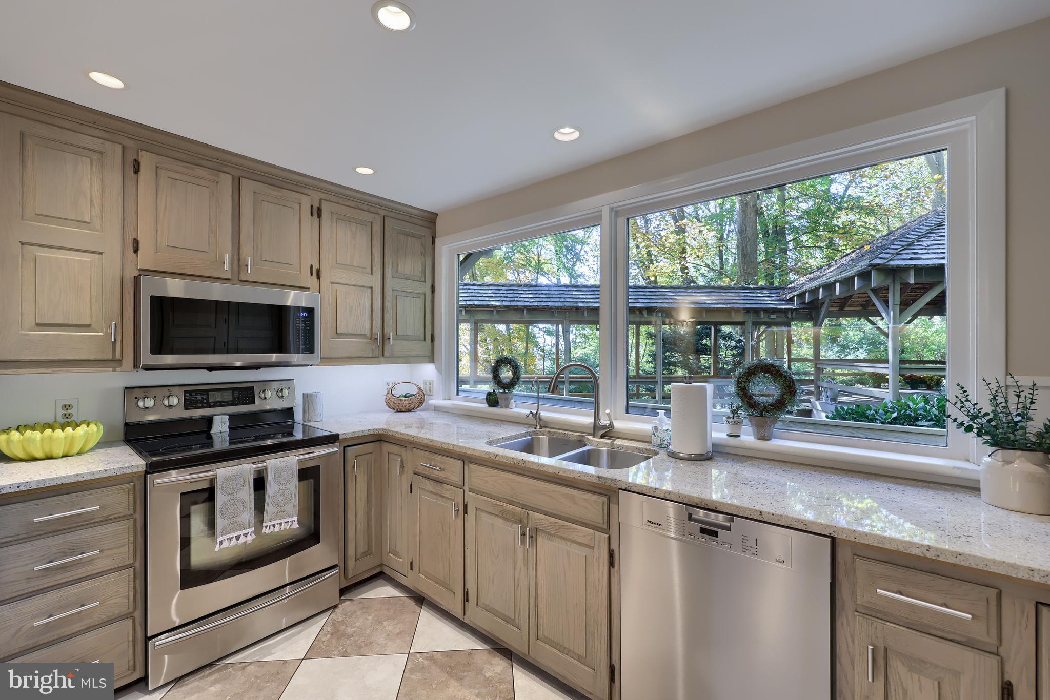 2487 CHESTNUT RIDGE DRIVE