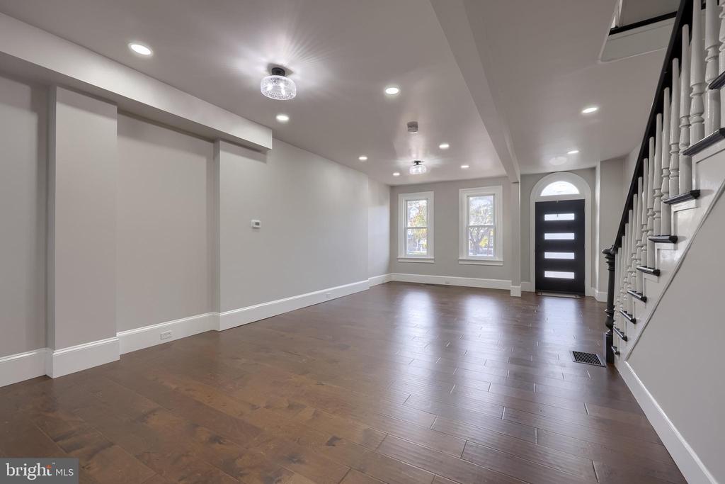 657 W ORANGE STREET