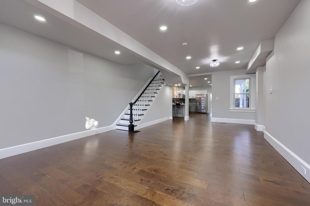 657 W ORANGE STREET