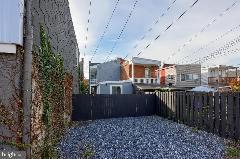 657 W ORANGE STREET