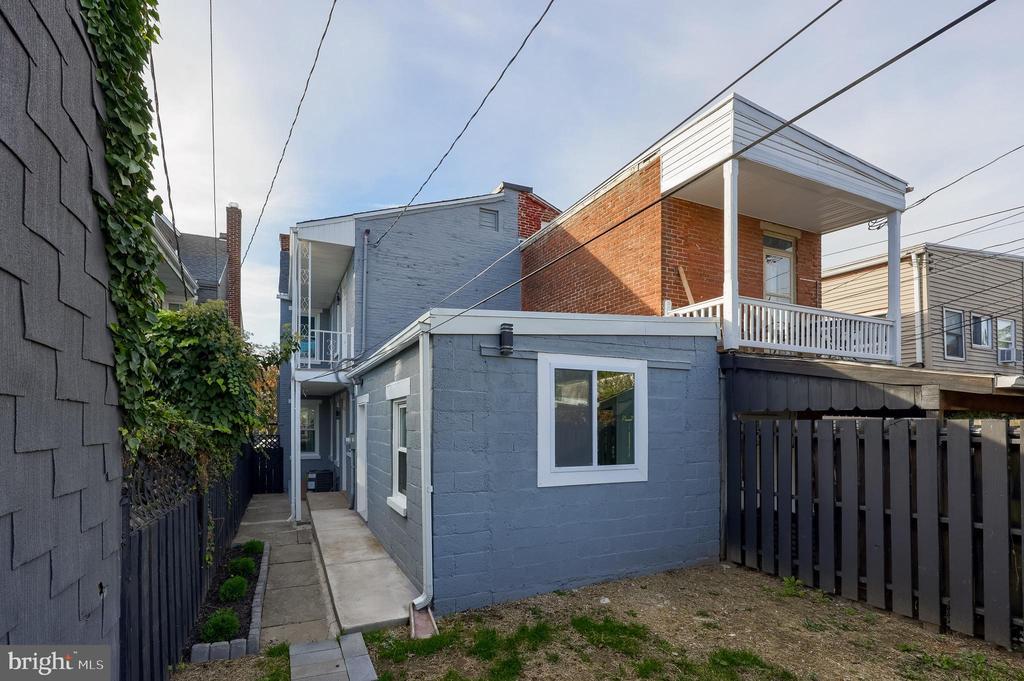 657 W ORANGE STREET