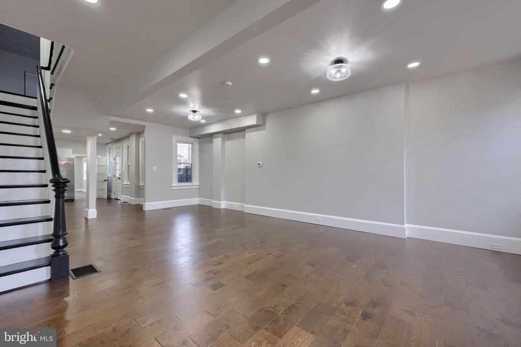 657 W ORANGE STREET