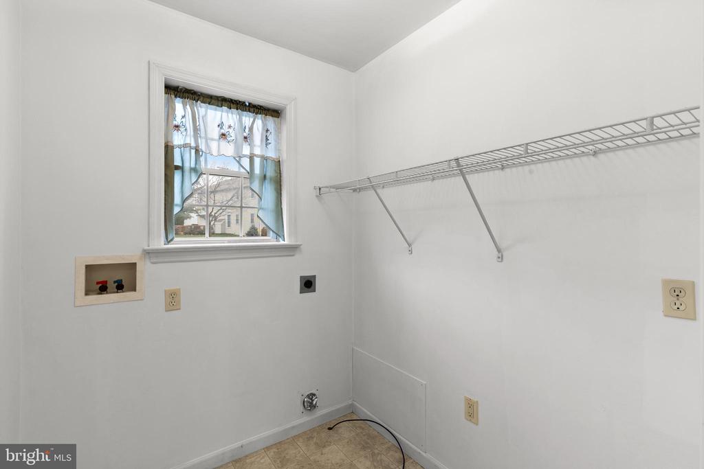 905 HEDGEWYCK LANE