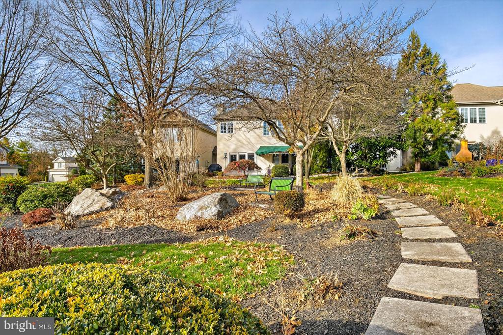 1098 STILLWOOD CIRCLE