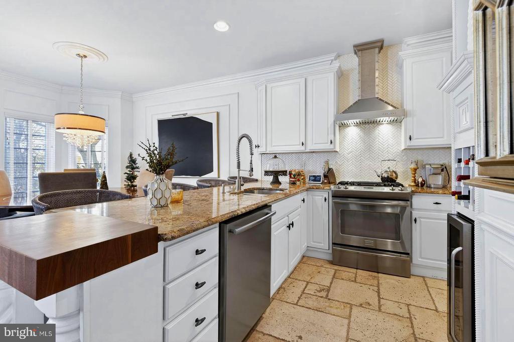 1098 STILLWOOD CIRCLE