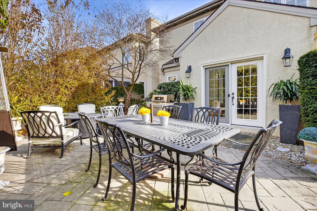 1098 STILLWOOD CIRCLE
