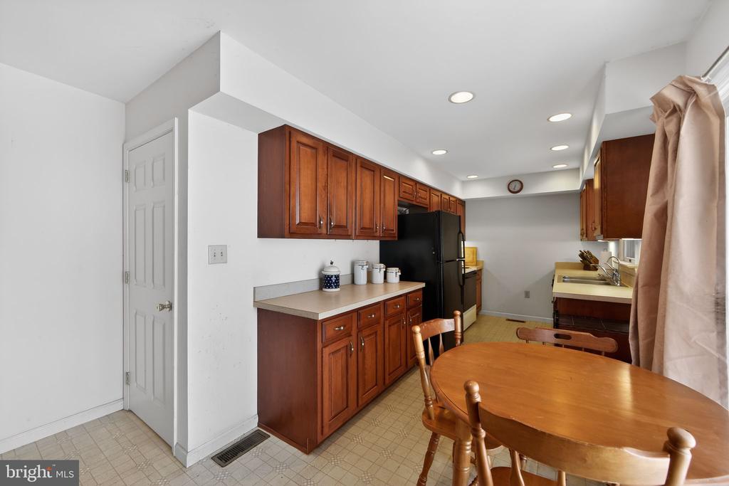 581 ROSEHILL DRIVE