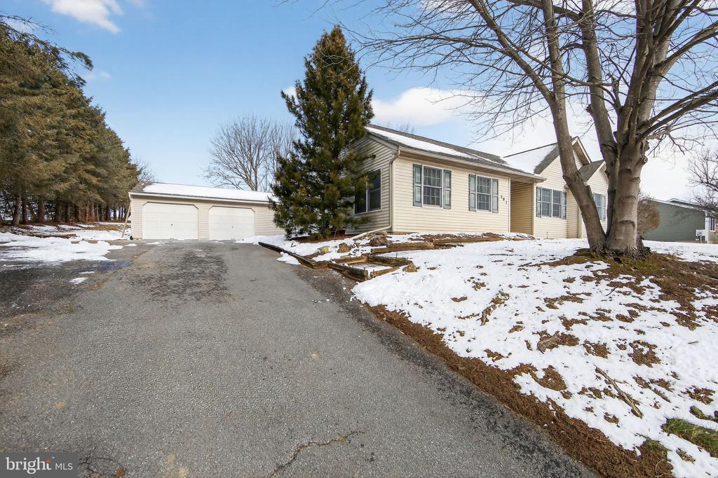 581 ROSEHILL DRIVE