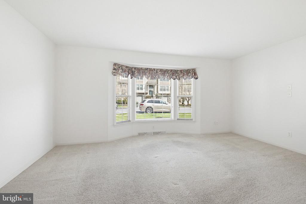 674 ROYAL VIEW DRIVE