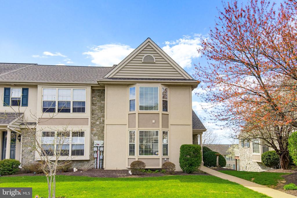674 ROYAL VIEW DRIVE