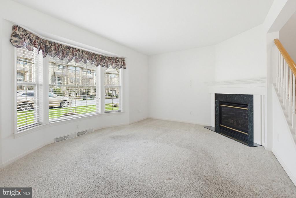 674 ROYAL VIEW DRIVE