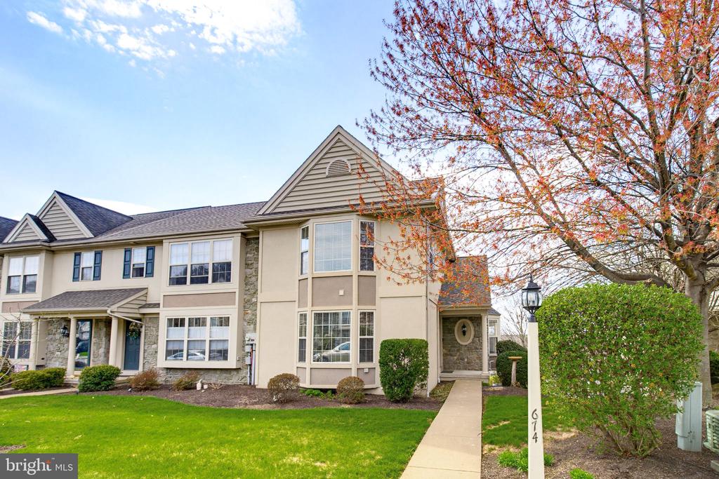 674 ROYAL VIEW DRIVE