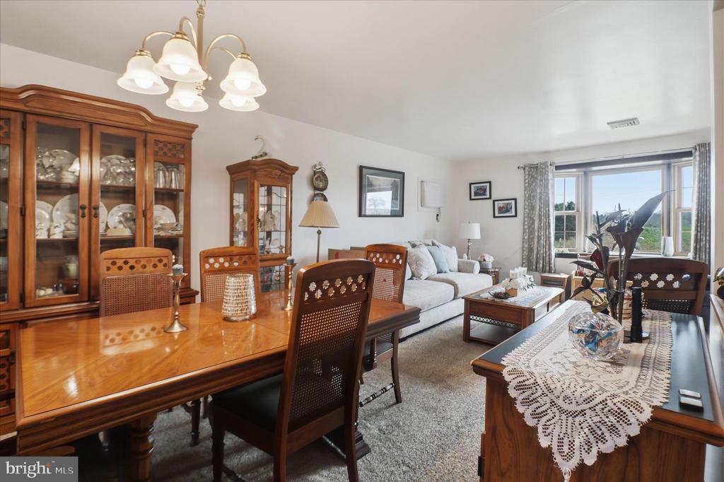 325 N COLEBROOK ROAD