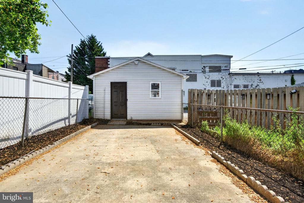 823 N QUEEN
