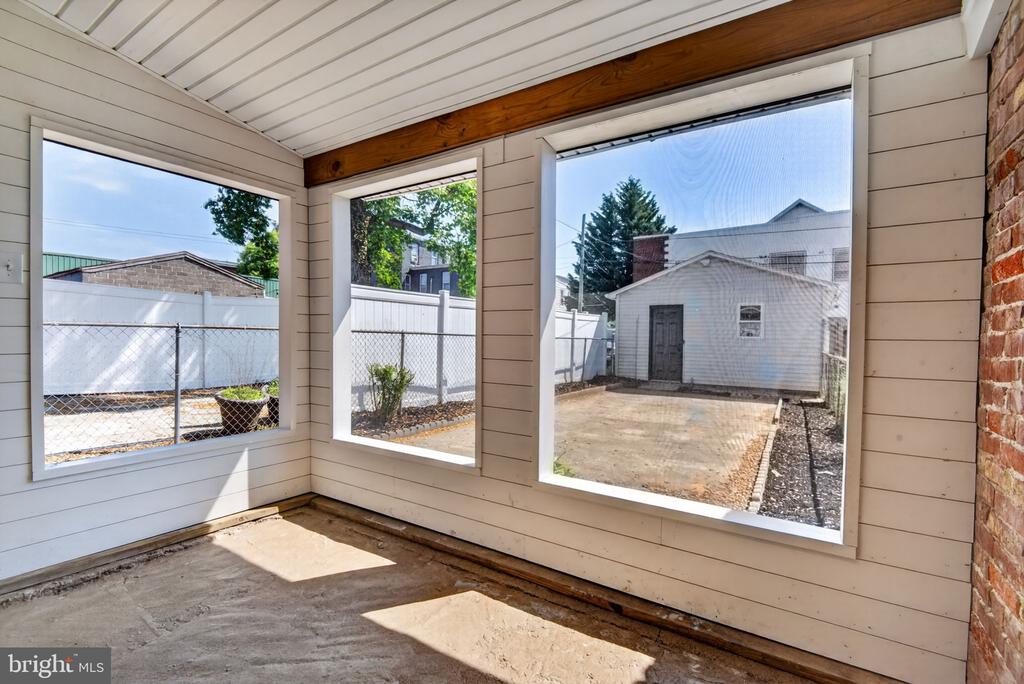 823 N QUEEN