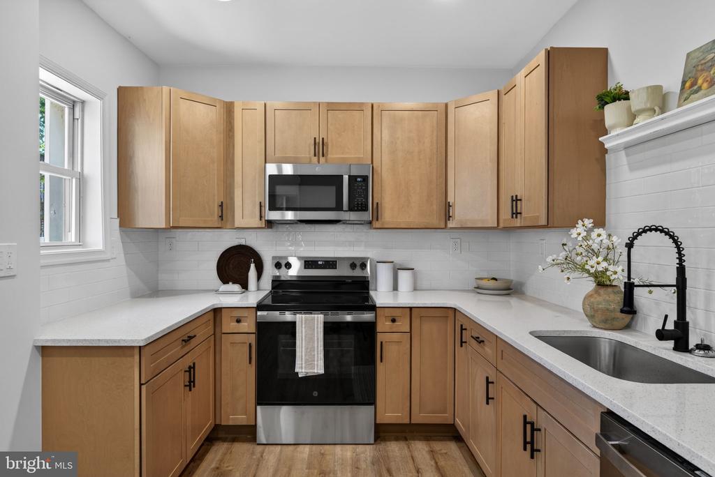 823 N QUEEN