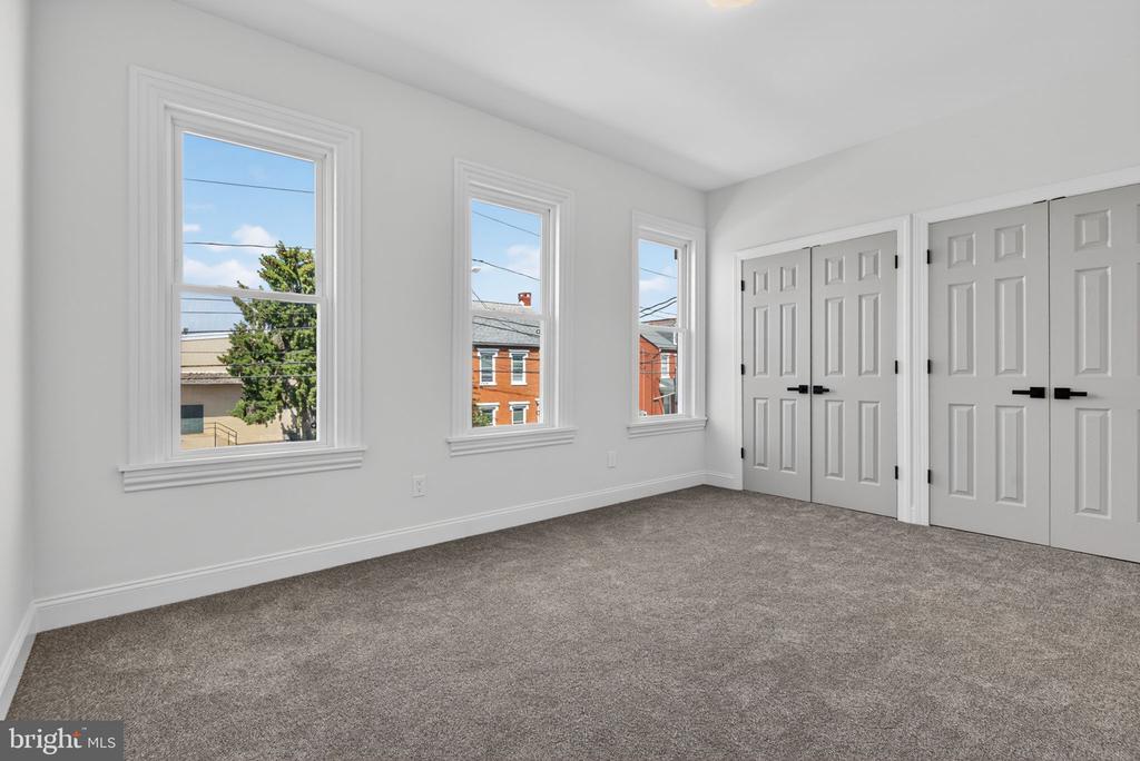 823 N QUEEN