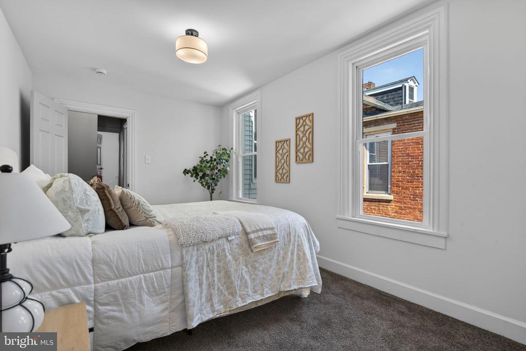 823 N QUEEN
