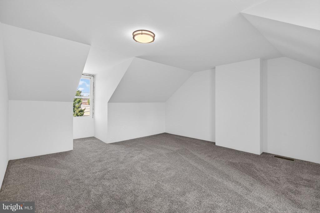 823 N QUEEN