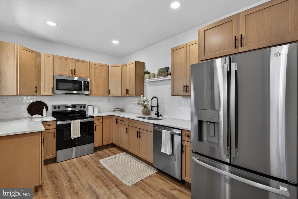823 N QUEEN
