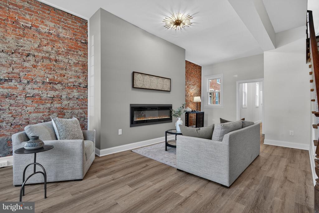 823 N QUEEN
