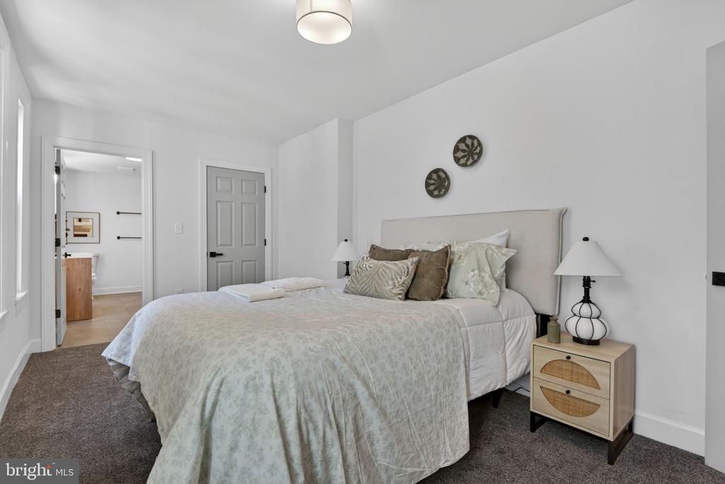 823 N QUEEN