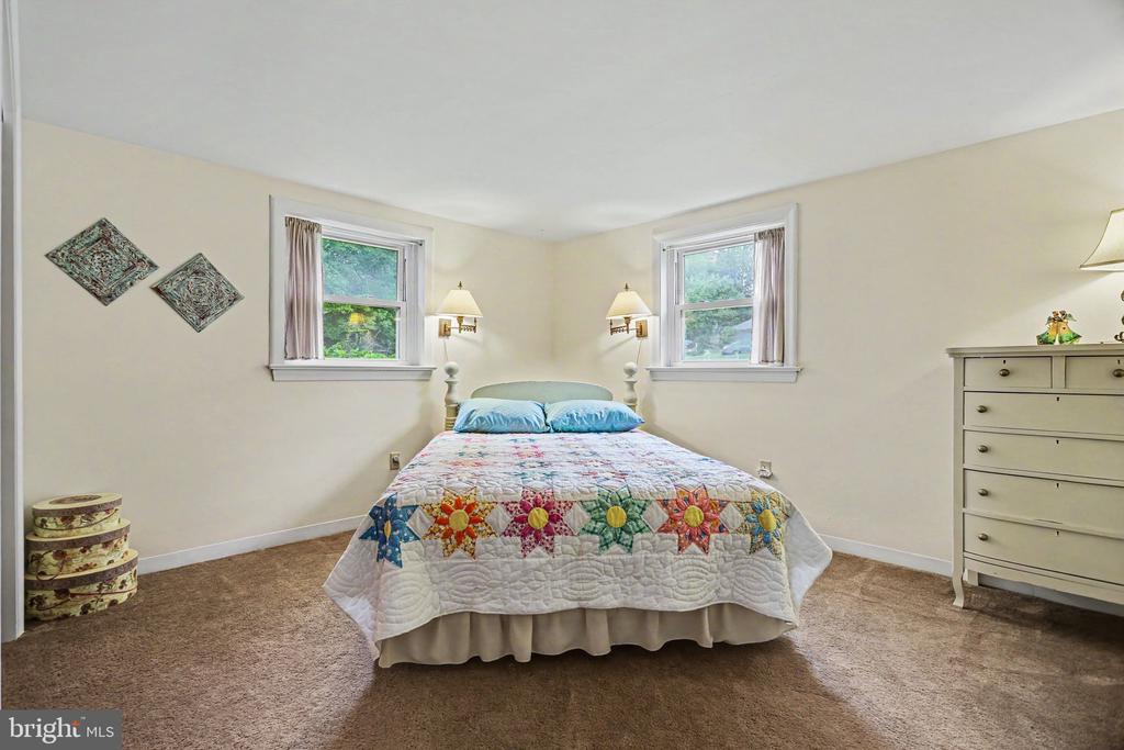 1811 AMITY DRIVE