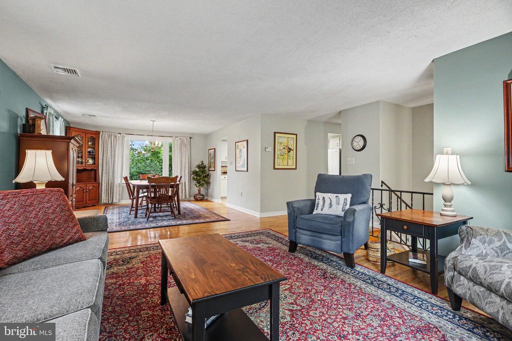 1811 AMITY DRIVE