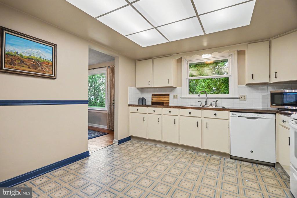 1811 AMITY DRIVE
