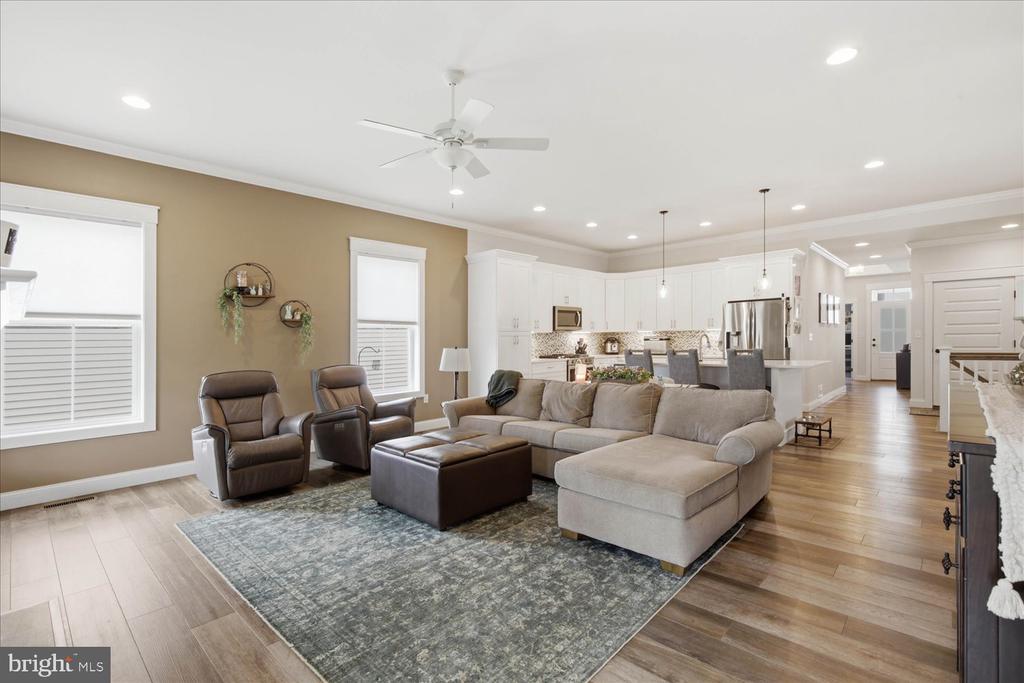 1813 EMERALD WAY