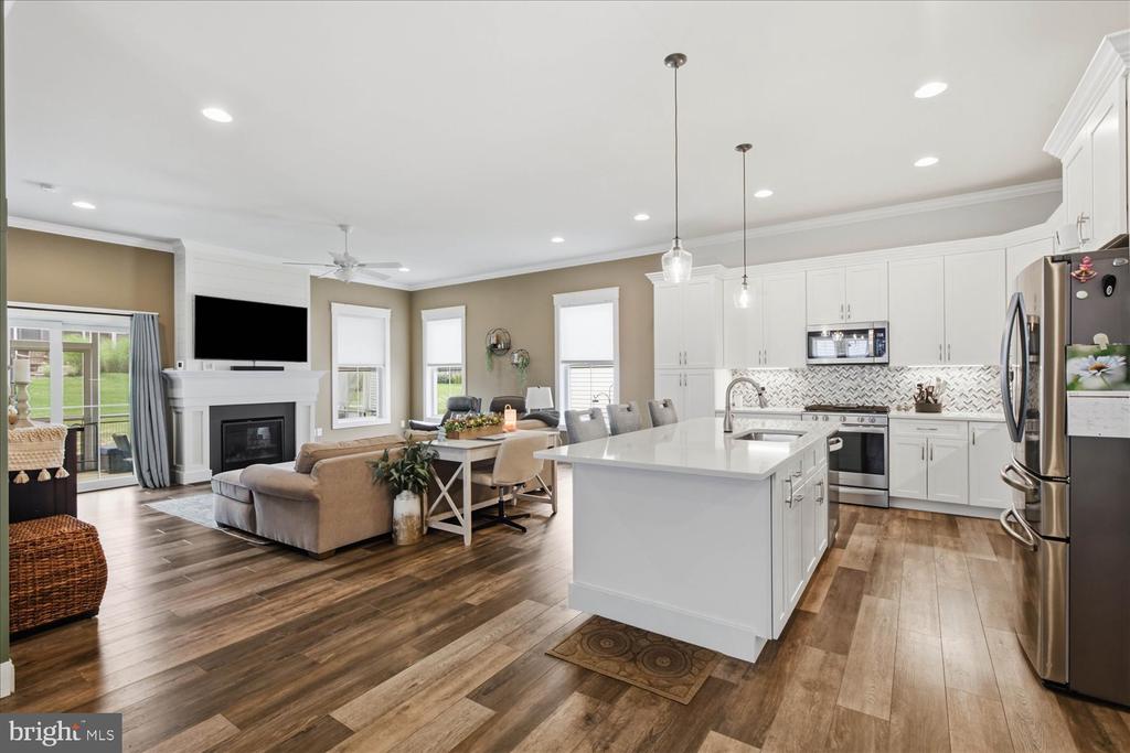 1813 EMERALD WAY