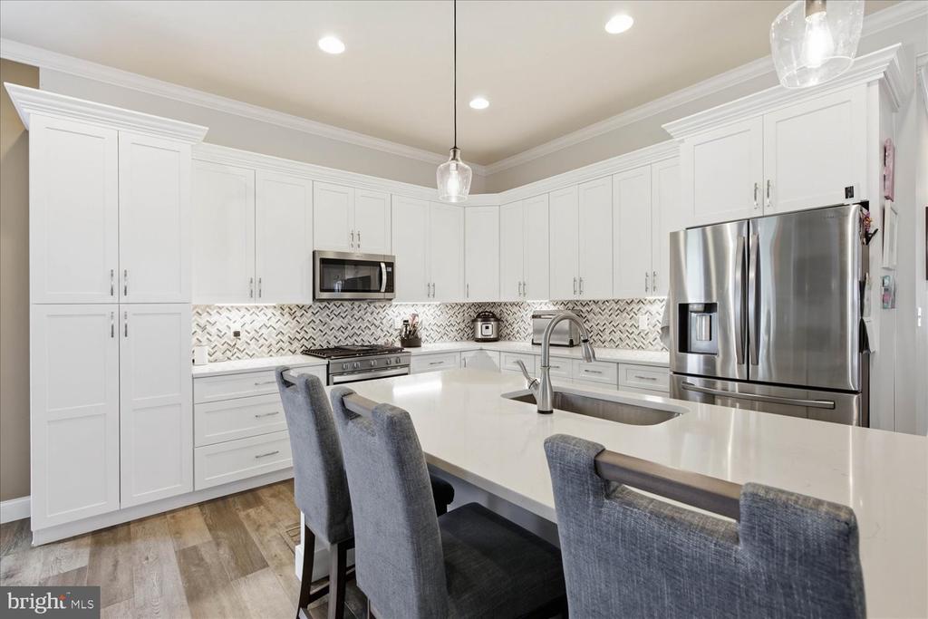 1813 EMERALD WAY