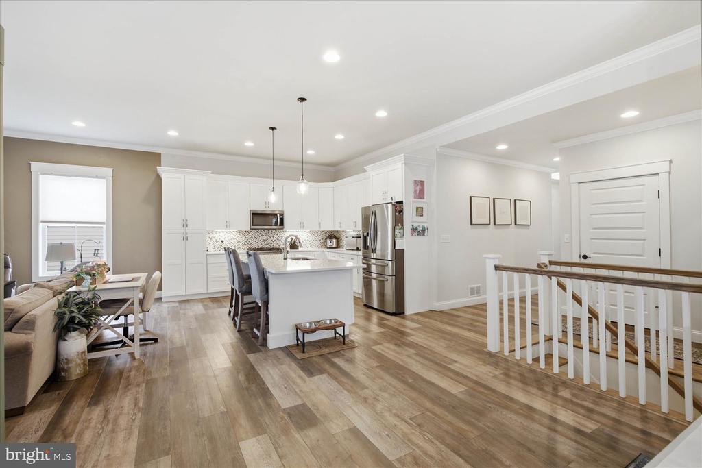1813 EMERALD WAY