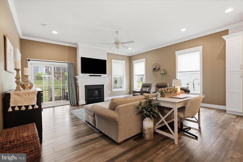 1813 EMERALD WAY