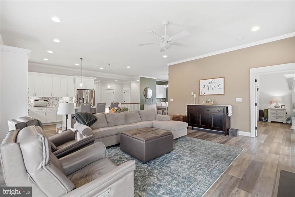 1813 EMERALD WAY