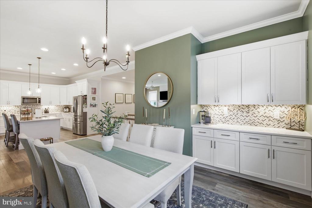 1813 EMERALD WAY