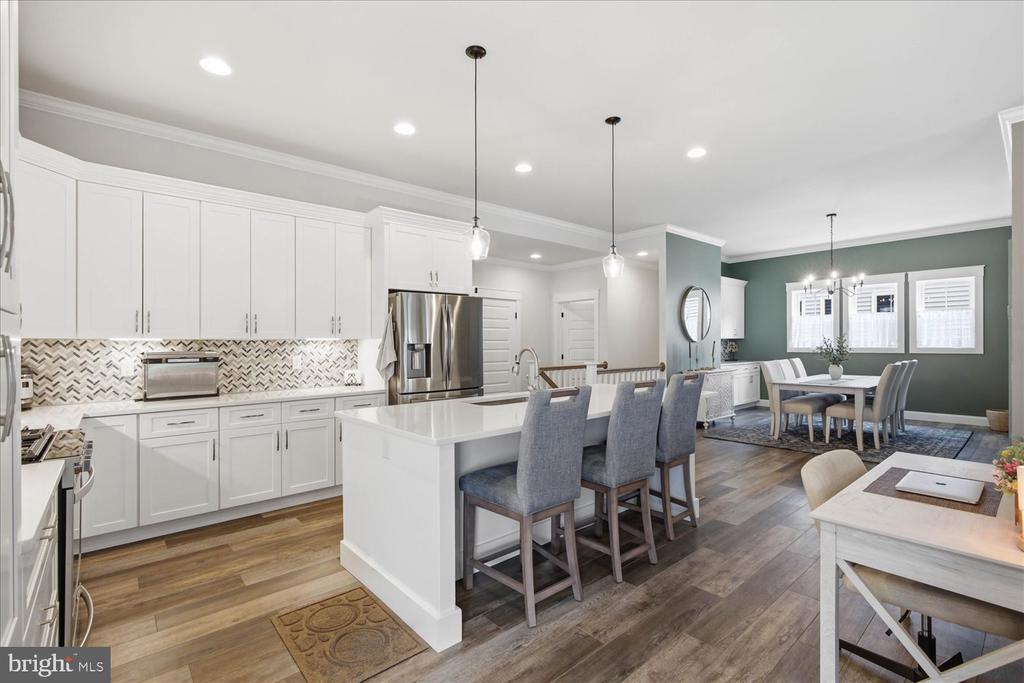 1813 EMERALD WAY