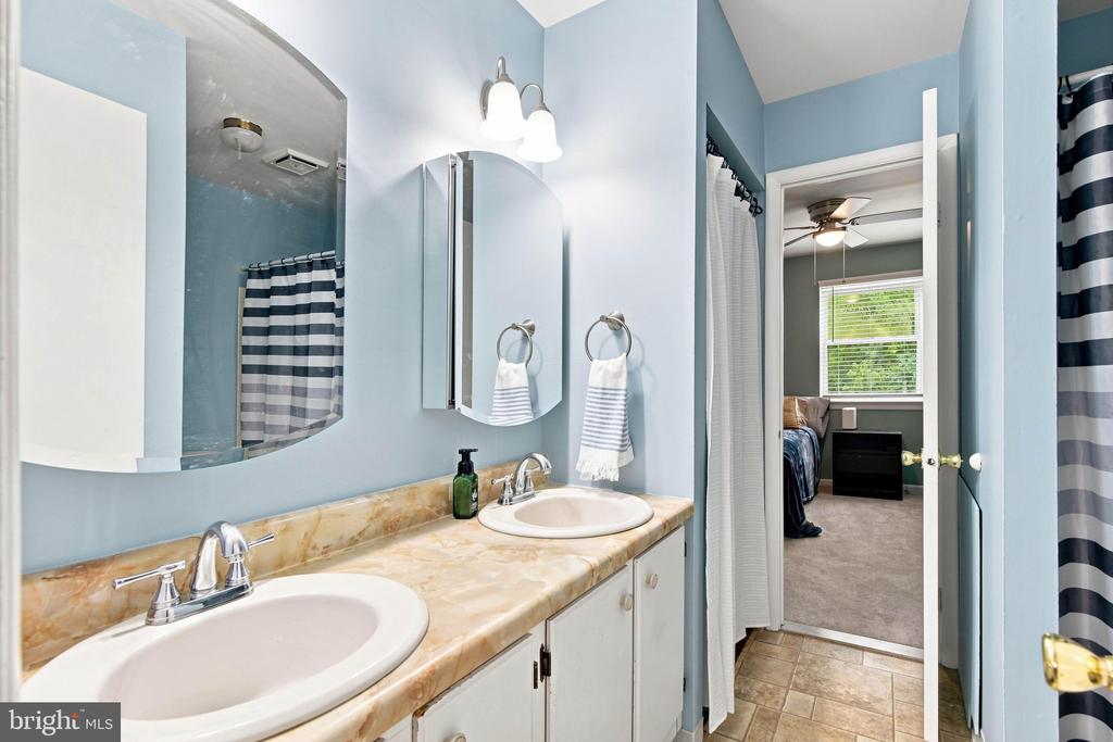 1322 BLUE JAY DRIVE