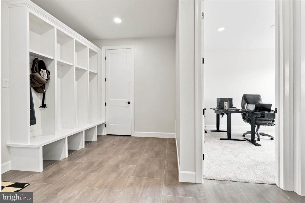 585 DOLLY DRIVE