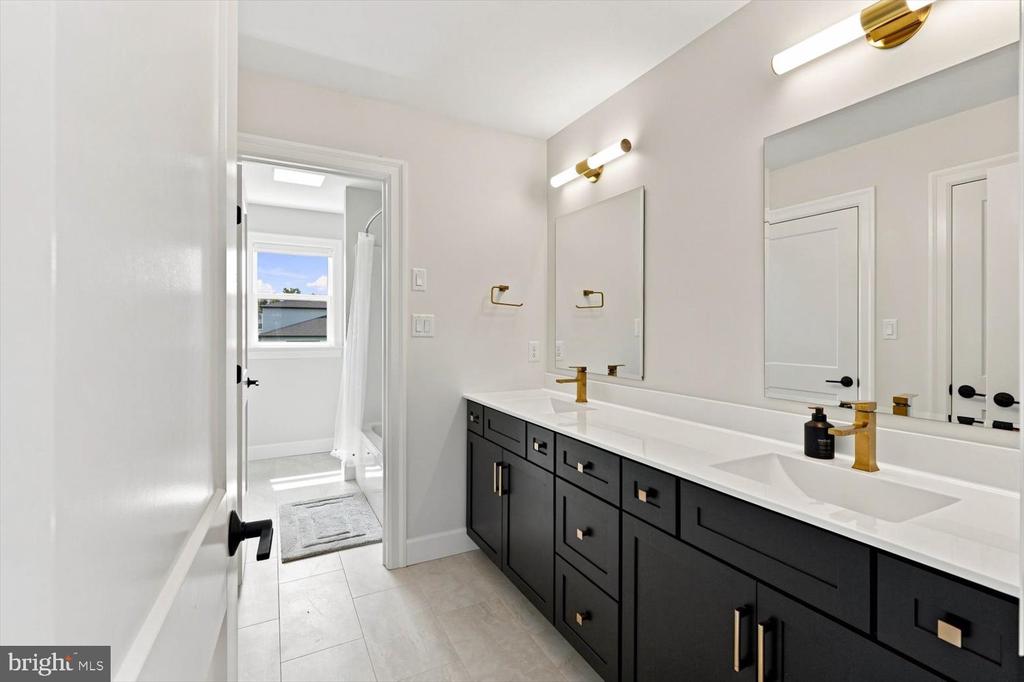 585 DOLLY DRIVE