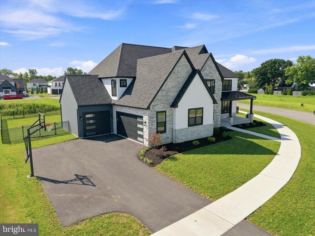 585 DOLLY DRIVE