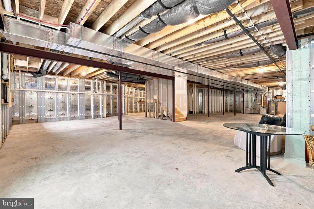 585 DOLLY DRIVE