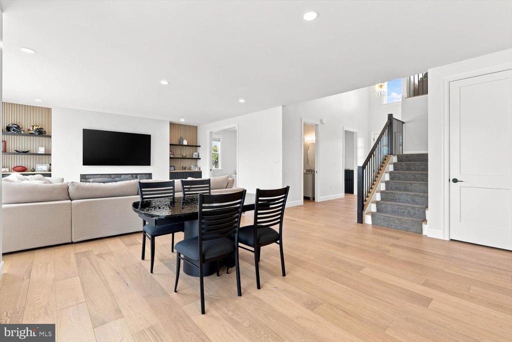 585 DOLLY DRIVE