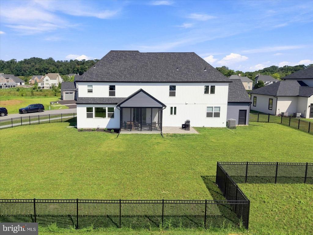 585 DOLLY DRIVE