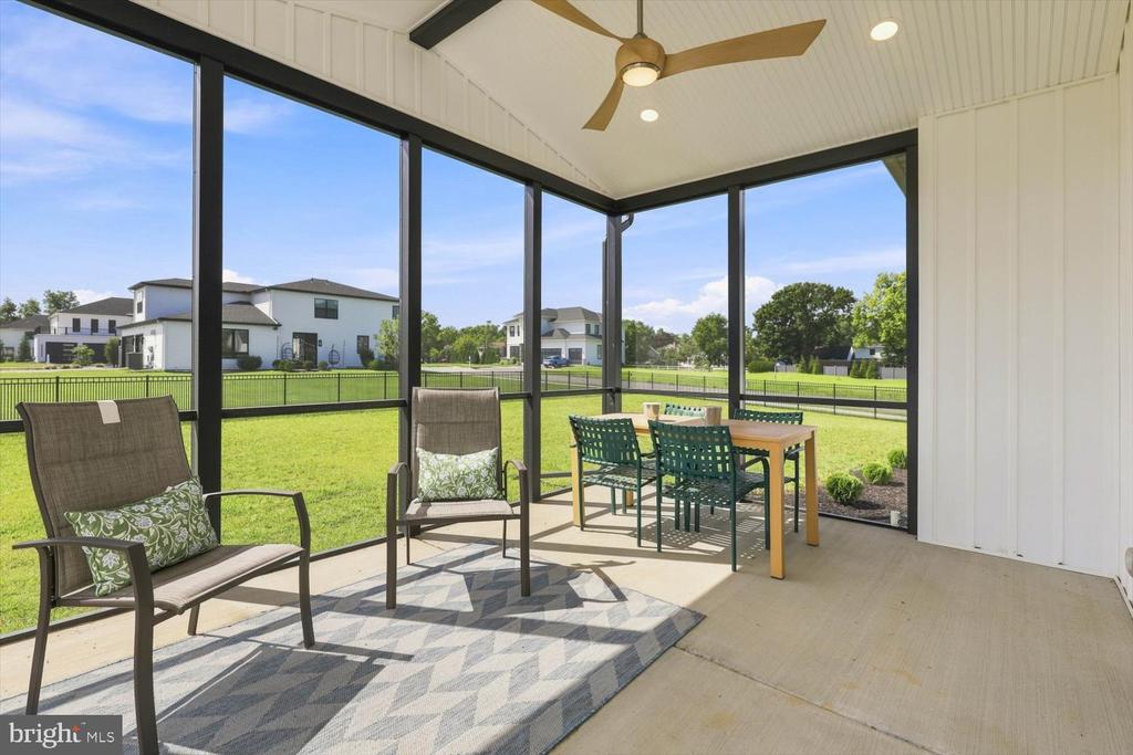 585 DOLLY DRIVE