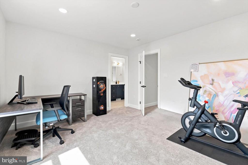 585 DOLLY DRIVE