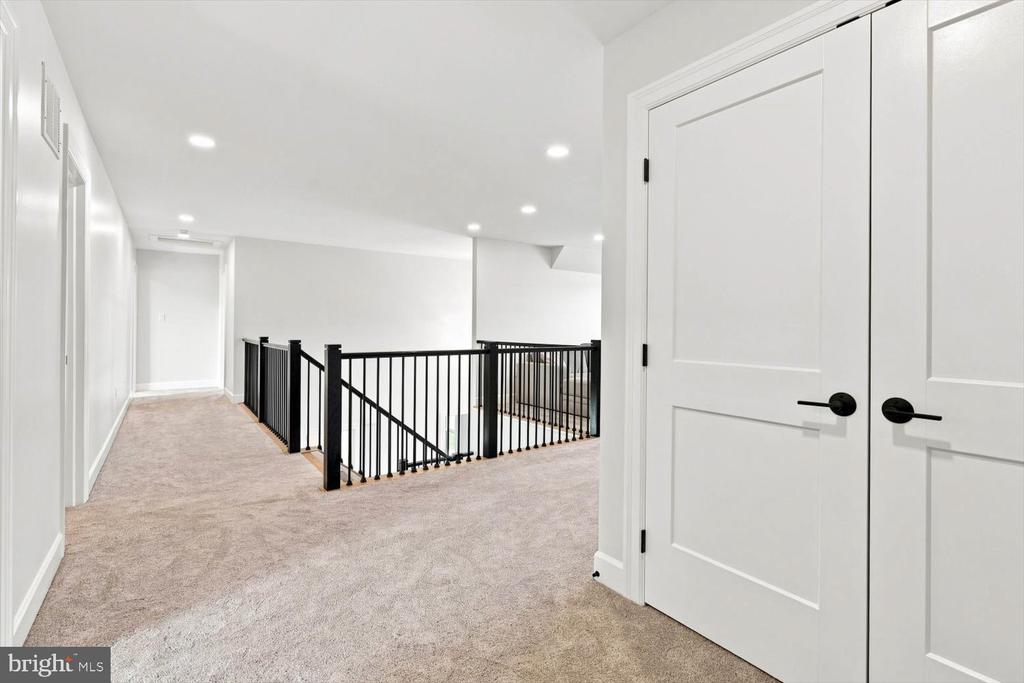 585 DOLLY DRIVE