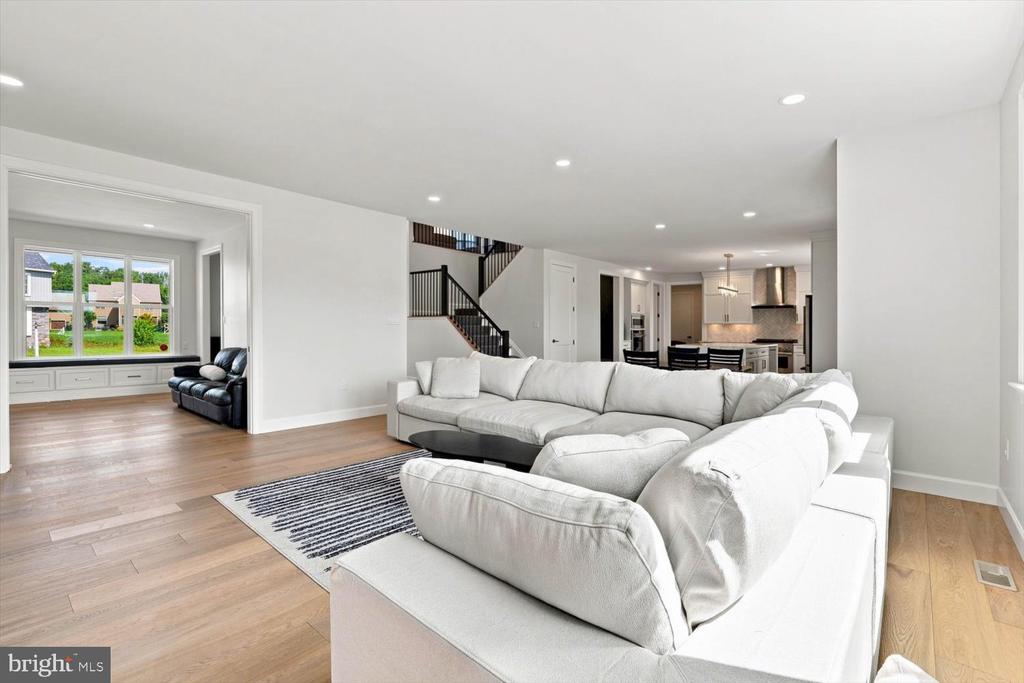 585 DOLLY DRIVE